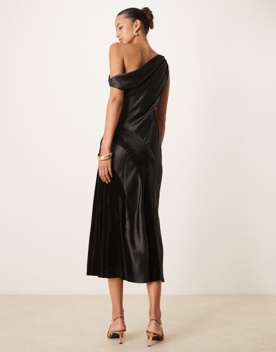 ASOS DESIGN twist off axel midi klänning i sammet och satin i svart - Image 2
