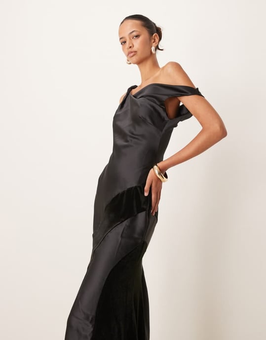 ASOS DESIGN twist off axel midi klänning i sammet och satin i svart - Image 3