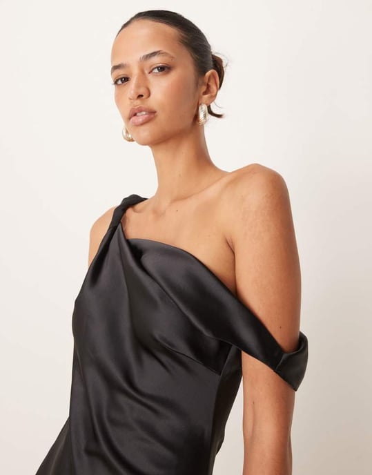 ASOS DESIGN twist off axel midi klänning i sammet och satin i svart - Image 4