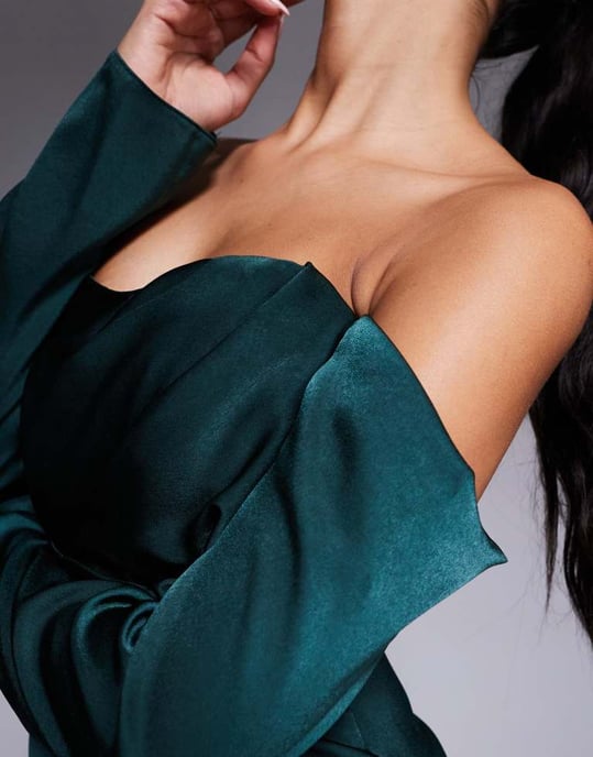 ASOS DESIGN satin sweetheart bardot långärmad midiklänning i skogsgrön - Image 3