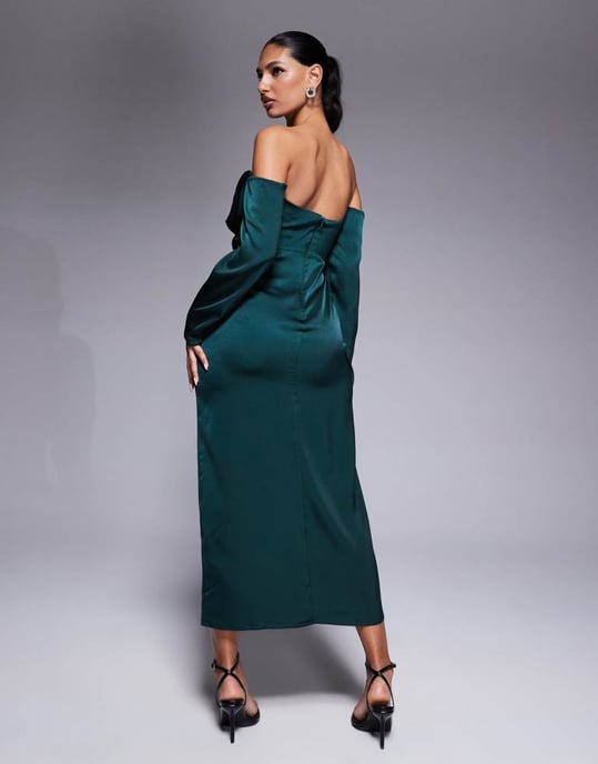 ASOS DESIGN satin sweetheart bardot långärmad midiklänning i skogsgrön - Image 4