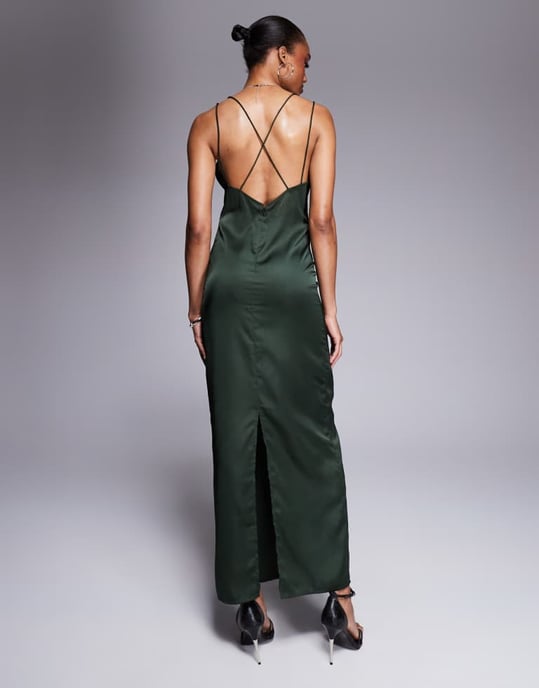 ASOS DESIGN Lång satinmidiklänning med chiffondetalj vid bysten och korsad rygg i skogsgrön - Image 2