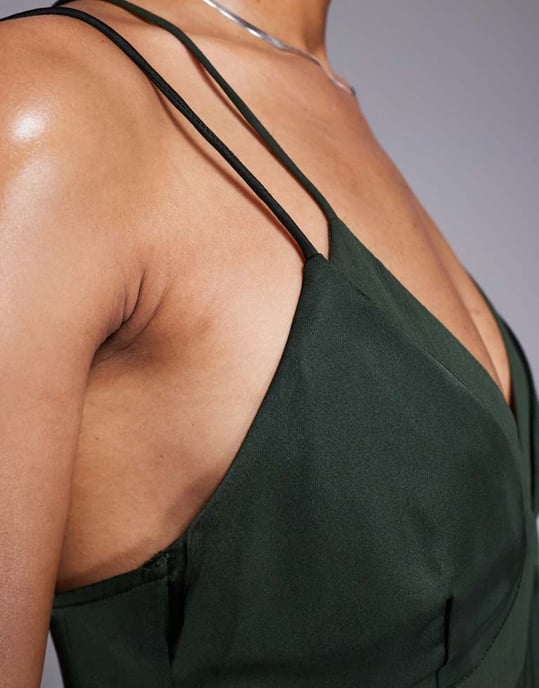 ASOS DESIGN Lång satinmidiklänning med chiffondetalj vid bysten och korsad rygg i skogsgrön - Image 3