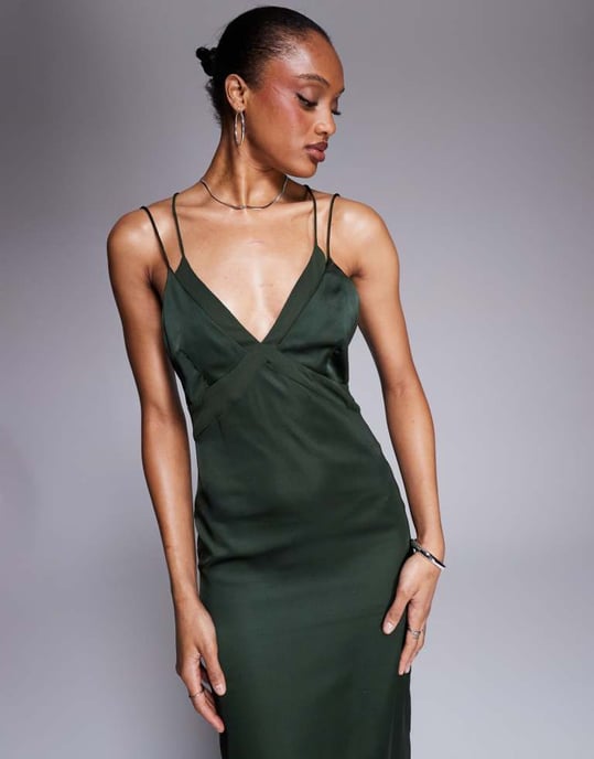 ASOS DESIGN Lång satinmidiklänning med chiffondetalj vid bysten och korsad rygg i skogsgrön - Image 4