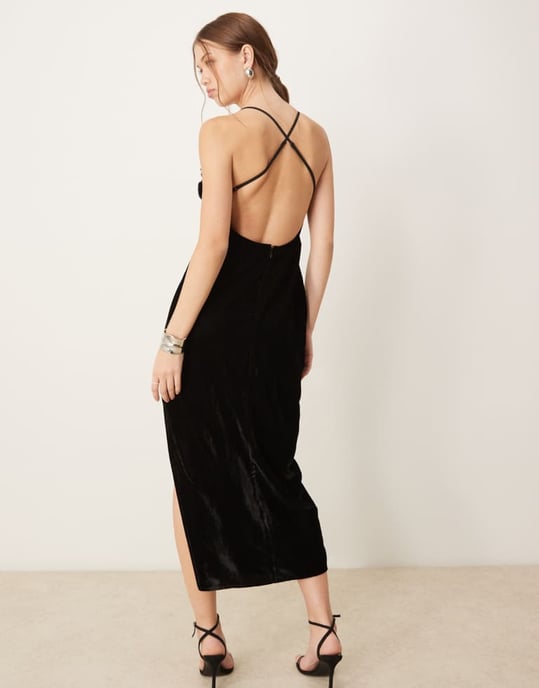 ASOS DESIGN blommig pärl applikation sammet kolumn midi klänning i svart - Image 3