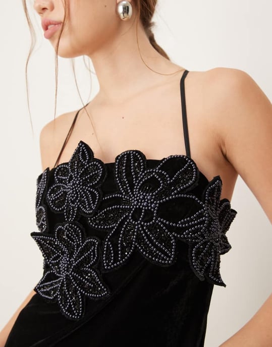 ASOS DESIGN blommig pärl applikation sammet kolumn midi klänning i svart - Image 4
