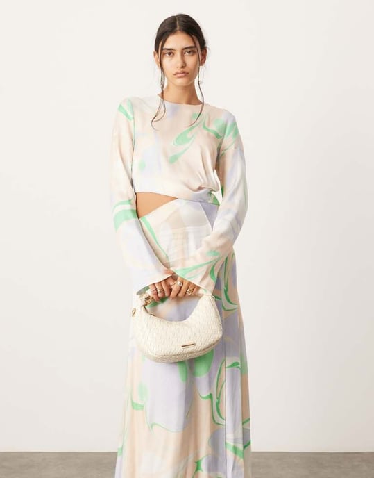 ASOS EDITION satin långärmad midikjol med urklipp i flerfärgad swirl-mönster - Image 2