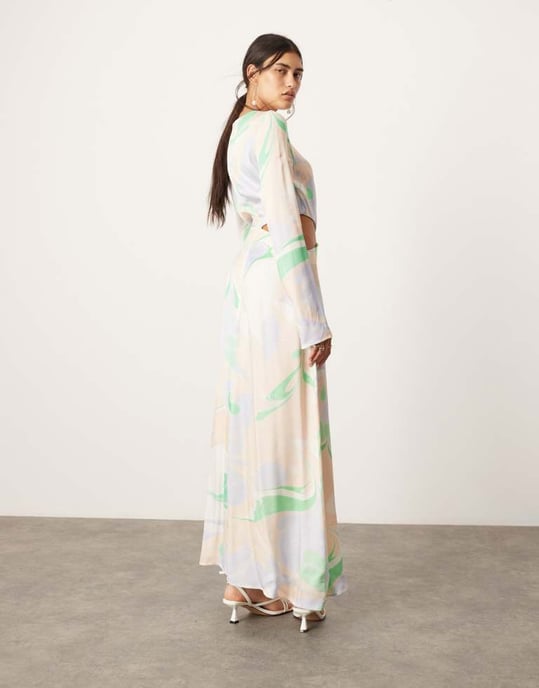 ASOS EDITION satin långärmad midikjol med urklipp i flerfärgad swirl-mönster - Image 3