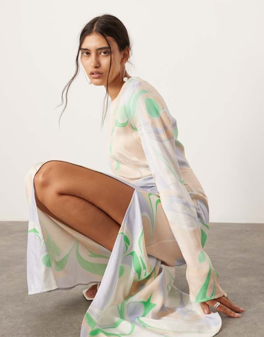 ASOS EDITION satin långärmad midikjol med urklipp i flerfärgad swirl-mönster - Image 4