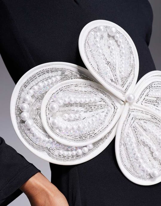 ASOS DESIGN omlottklänning med en axel och överdimensionerad kontrasterande blommönstring i svart - Image 3