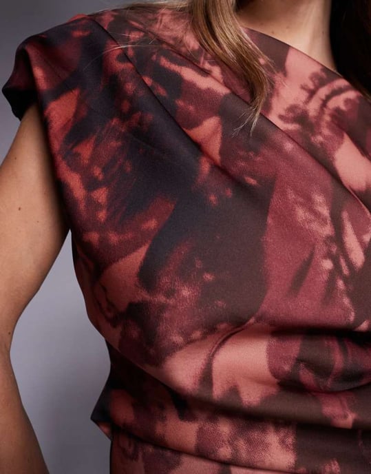 ASOS DESIGN off shoulder detaljerad penkjol midi klänning med veck i mörkt blommönster i scuba-stil - Image 4