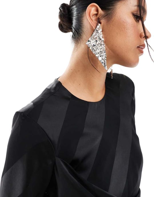 ASOS DESIGN långärmad draperad randig maxiklänning i svart - Image 2