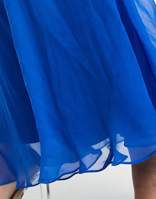 ASOS DESIGN Lång rynkad byst med utskärning bias maxiklänning i koboltblå - Image 3