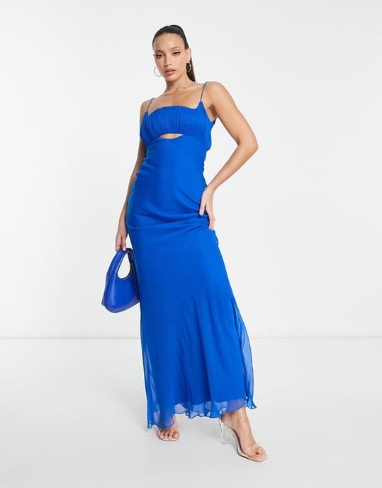 ASOS DESIGN Lång rynkad byst med utskärning bias maxiklänning i koboltblå - Image 4