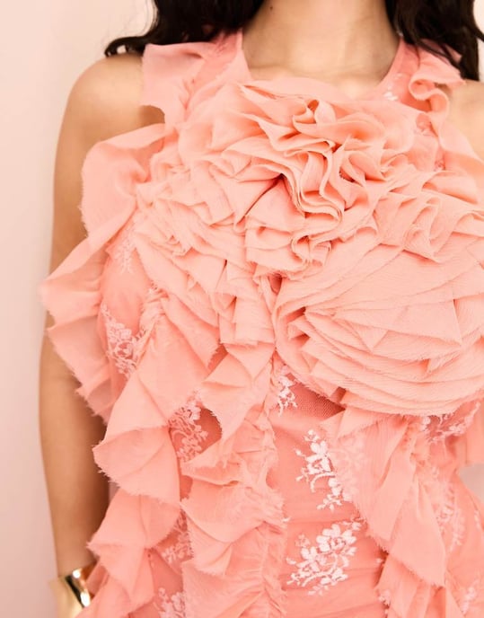 ASOS LUXE spets volang chiffon halterneck maxiklänning med korsett-detalj i aprikos - Image 3