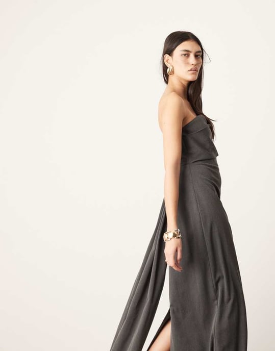 ASOS EDITION skräddarsydd asymmetrisk hals bandeau maxiklänning med släp i kolgrått - Image 4