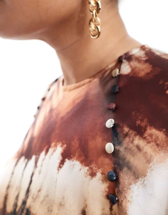 ASOS DESIGN Curve satinbias maxi-klänning med knappdetalj i suddig blommönster - Image 3