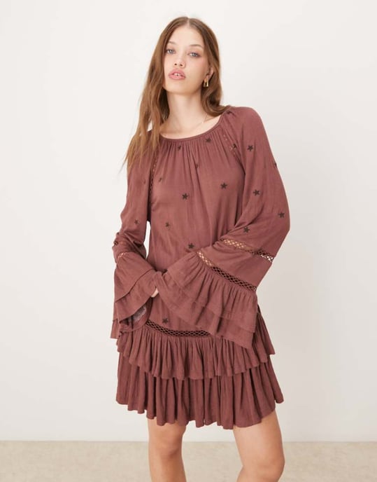 ASOS DESIGN volangsmockad krinklad miniklänning med lagerpå lager ärm och stjärnbrodyr i vinröd - Image 1