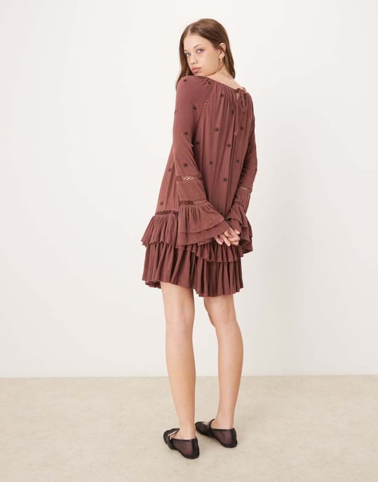 ASOS DESIGN volangsmockad krinklad miniklänning med lagerpå lager ärm och stjärnbrodyr i vinröd - Image 2