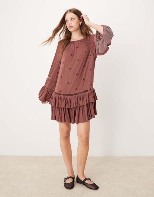 ASOS DESIGN volangsmockad krinklad miniklänning med lagerpå lager ärm och stjärnbrodyr i vinröd - Image 4