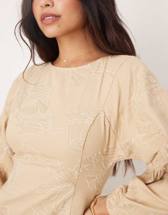 ASOS DESIGN mini broderad twillklänning i sten - Image 2