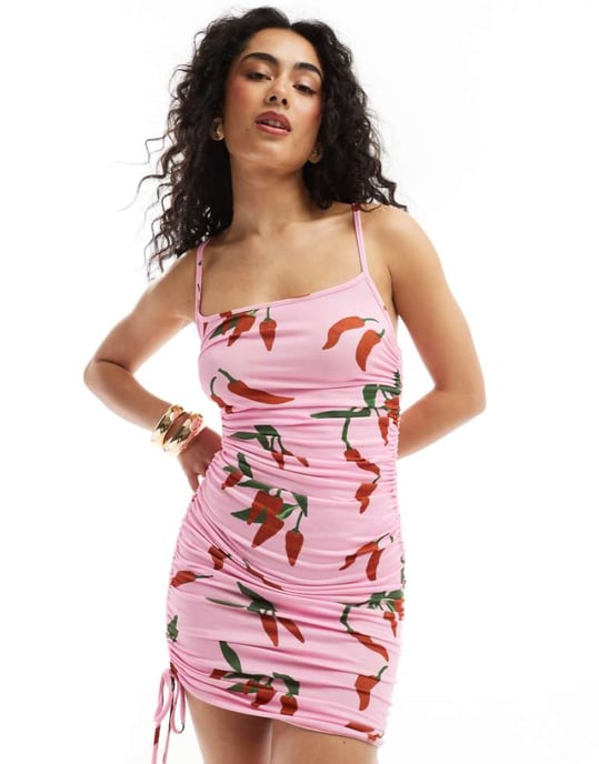 ASOS DESIGN axelbandslös fyrkantig halsringning klämd sidoklänning i chili-mönster - Image 1