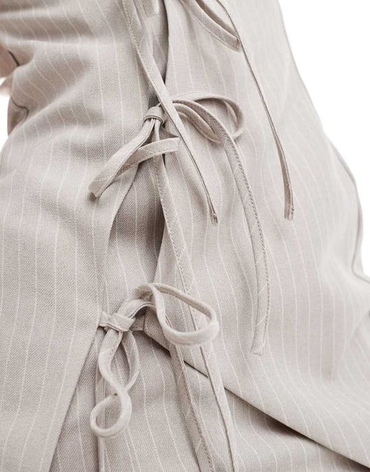 ASOS DESIGN strukturerad asymmetrisk omslagsskjorta i mini längd med randigt mönster i beige - Image 3
