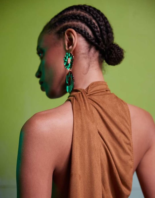 ASOS DESIGN faux mockasklädsel halterneck mini klänning med draperad kjol och tåg i tan - Image 3
