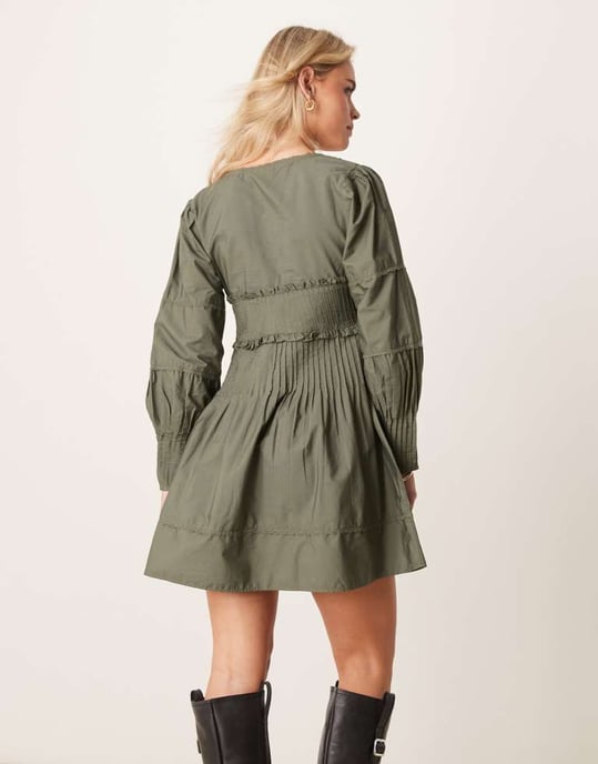 ASOS DESIGN petite quiltad mini klänning i grönt - Image 4