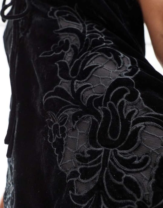 ASOS DESIGN sammets bandeau broderad miniklänning i svart - Image 3