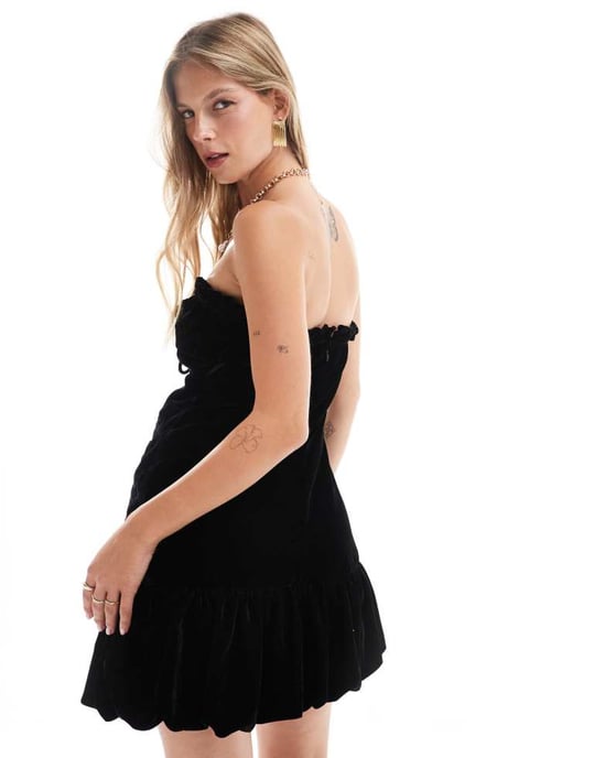 ASOS DESIGN sammets bandeau broderad miniklänning i svart - Image 4