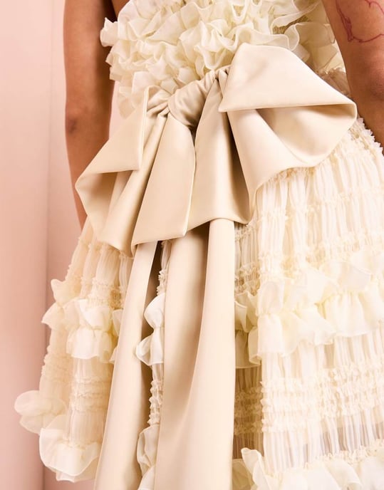 ASOS LUXE texturerad organza bandeau volang mini klänning med rosett bak i krämfärg - Image 3