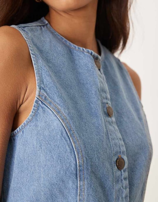 Nobody's Child Ned denim pinny mini dress in mid vintage wash - Image 4