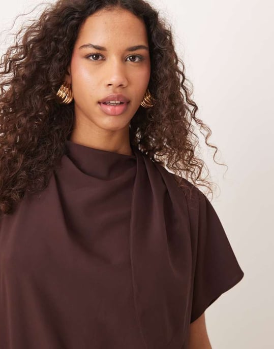 ASOS DESIGN slinky miniklänning med nackband i chokladbrun - Image 2