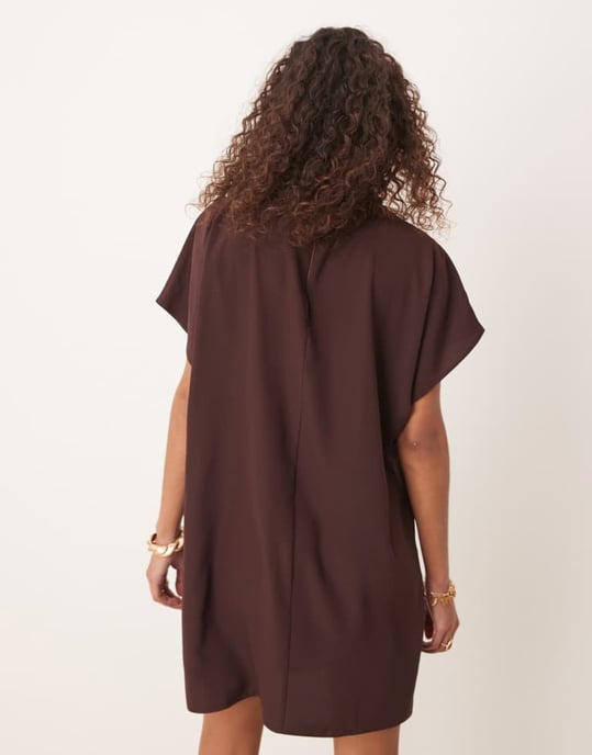 ASOS DESIGN slinky miniklänning med nackband i chokladbrun - Image 4