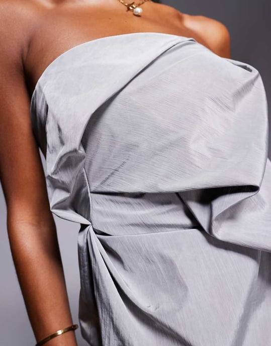 ASOS DESIGN teknisk tyg plisserad bandeau miniklänning i grå - Image 4