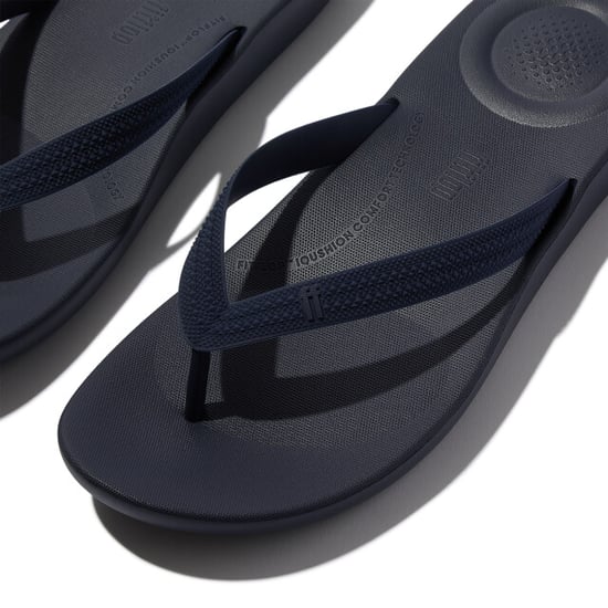 FitFlop Iqushion mens textured-strap flip-flops - Image 2