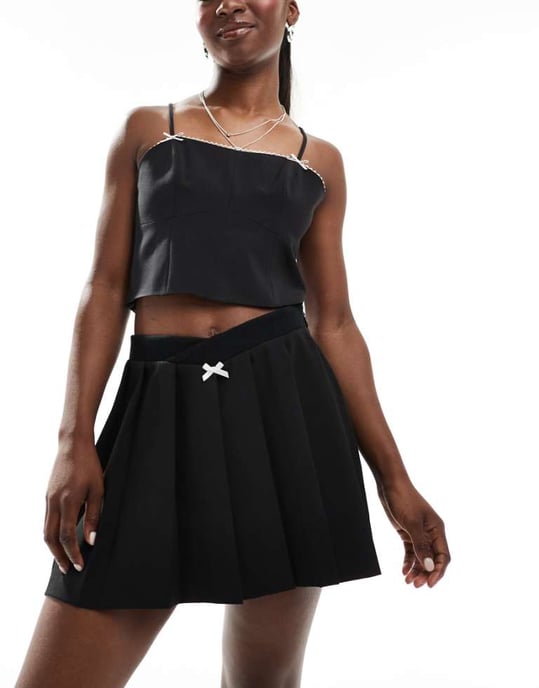 Miss Selfridge skräddarsydd sportig trim plisserad minikjol i svart - Image 1