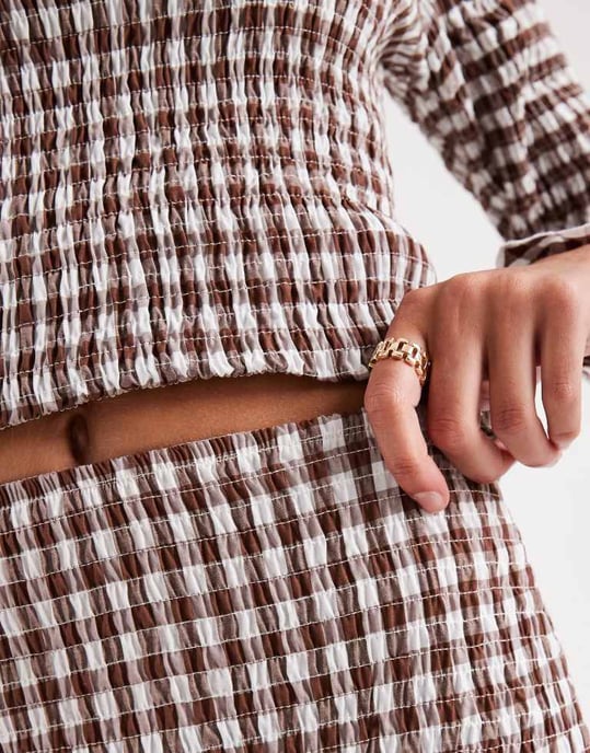 ASOS DESIGN shirred mini kjol i brun gingham - Image 3