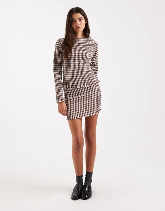 ASOS DESIGN shirred mini kjol i brun gingham - Image 4