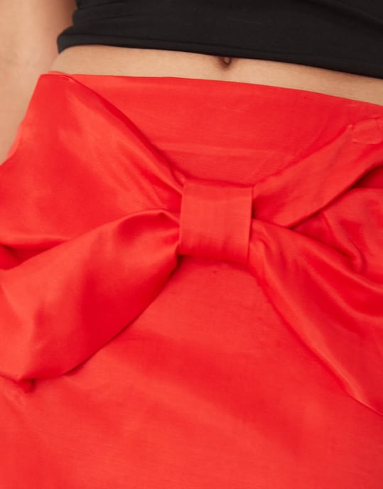 ASOS DESIGN mini kjol med rosett i röd - Image 3