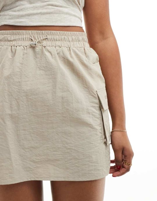 Sixth June nylon cargo mini kjol med elastisk midja i beige - Image 4