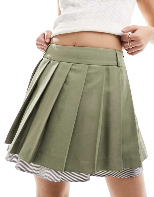 Miss Selfridge skräddarsydd poplin lager plisserad kort kjol i khaki - Image 1