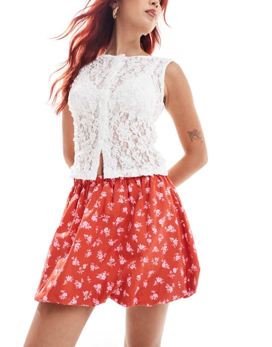 ASOS DESIGN poplin bubbelfåll mini kjol i röd blommönster - Image 1