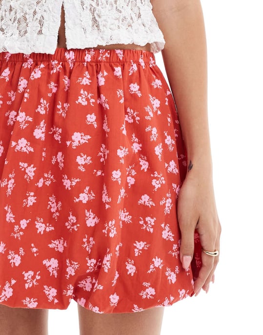 ASOS DESIGN poplin bubbelfåll mini kjol i röd blommönster - Image 3