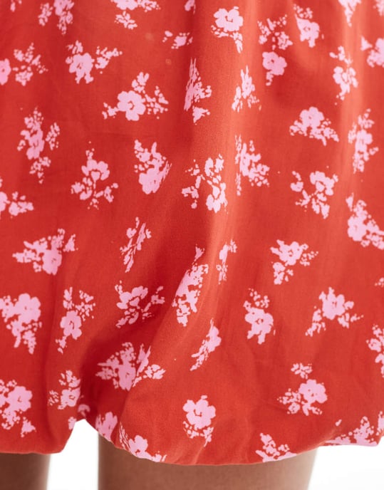 ASOS DESIGN poplin bubbelfåll mini kjol i röd blommönster - Image 4