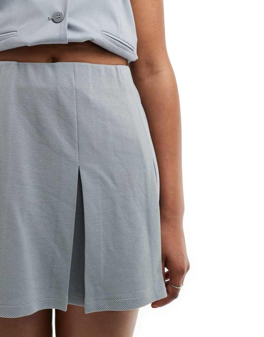 ASOS DESIGN plisserad twill mini kjol i ljusgrå - Image 3
