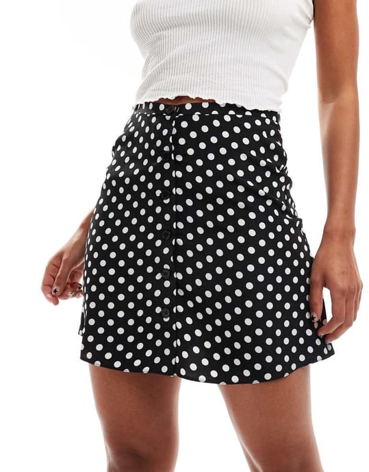 Miss Selfridge knäppbar flippy mini kjol i svart med prickar - Image 3