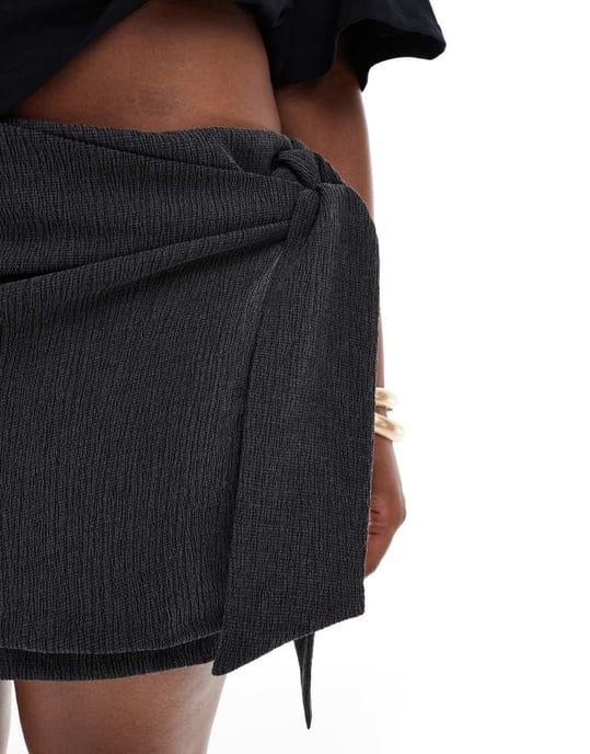ASOS DESIGN Curve strukturerad minikjol med knytdetalj i svart - Image 3
