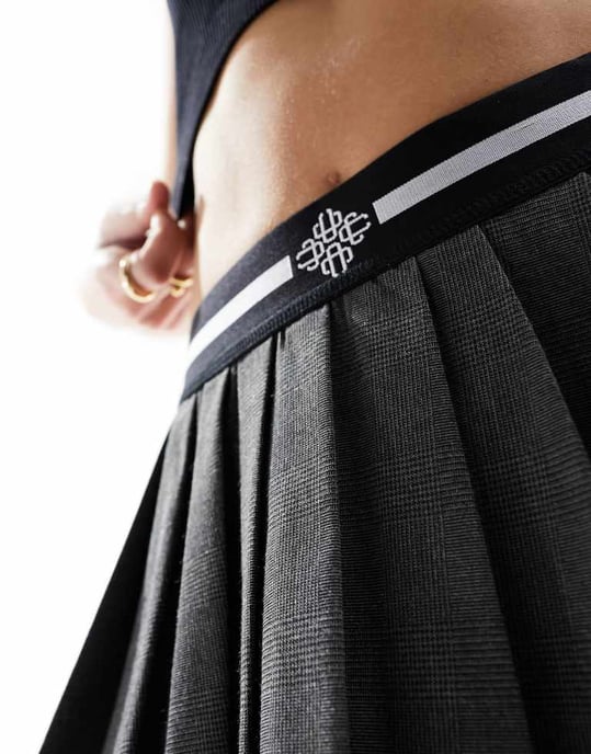 Couture Club emblem plisserad tennis mini kjol i kolgrå - Image 3